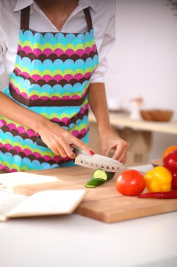 Mutfakta Sebze Kesen Genç Kadın