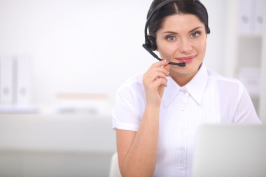 Ofiste oturan bir müşteri hizmetleri ajanının yakın plan portresi.