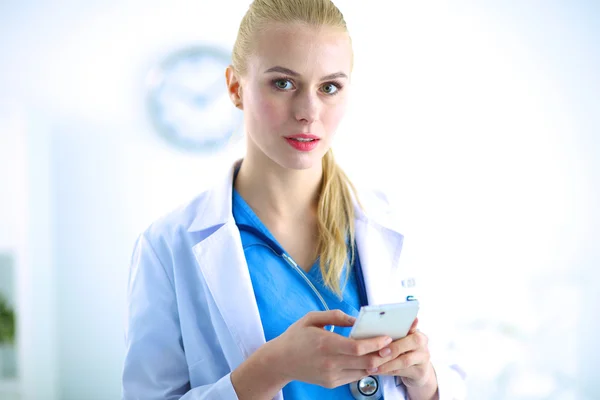 Mujer joven médico usando su teléfono — Foto de Stock