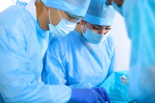 Equipe de cirurgia jovem na sala de cirurgia — Fotografia de Stock