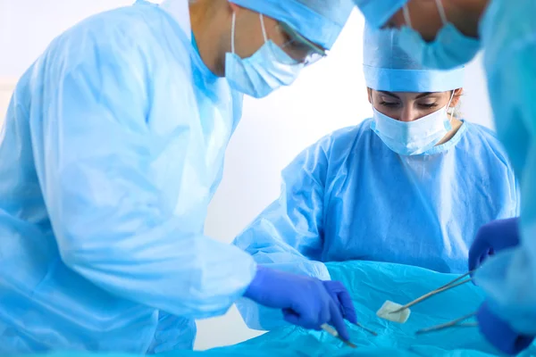 Equipe de cirurgia jovem na sala de cirurgia — Fotografia de Stock