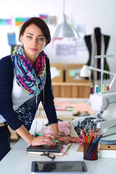 Dressmaker projektowanie wzoru ubrania na papierze — Zdjęcie stockowe