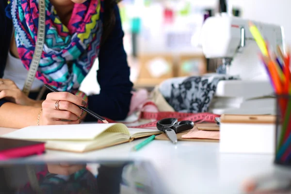 Dressmaker projektowanie wzoru ubrania na papierze — Zdjęcie stockowe