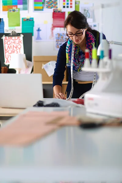 Hermoso diseñador de moda de pie en el estudio — Foto de Stock