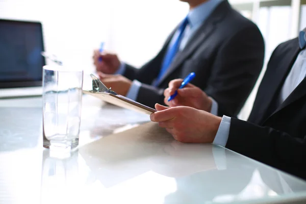 Empresários sentados na mesa no escritório — Fotografia de Stock