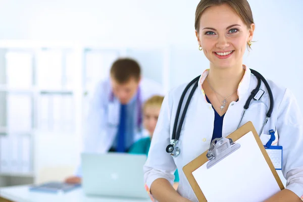 Medico donna in piedi con stetoscopio in ospedale — Foto Stock