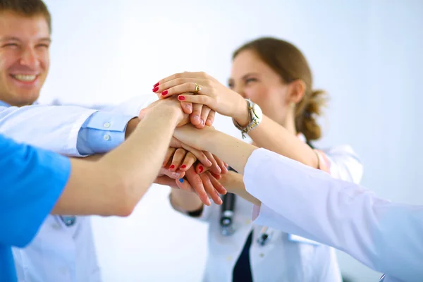 医療チームの医師と看護師が手を積み — ストック写真