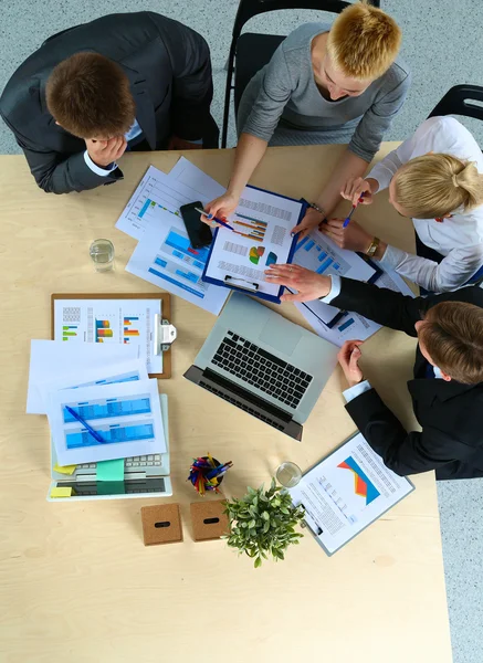 Zakenmensen zitten en discussiëren op zakelijke bijeenkomst, in functie — Stockfoto