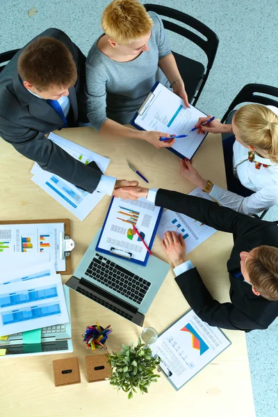 Zakenmensen zitten en discussiëren op zakelijke bijeenkomst, in functie — Stockfoto