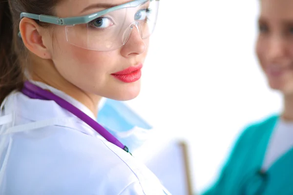 Femme médecin debout avec stéthoscope à l'hôpital — Photo