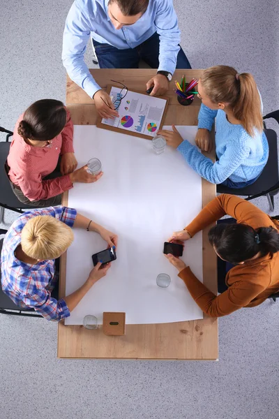 Gente de negocios sentada y discutiendo en la reunión de negocios, en la oficina — Foto de Stock