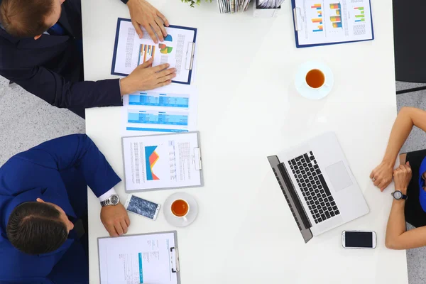 Zakenmensen zitten en discussiëren op zakelijke bijeenkomst, in functie — Stockfoto