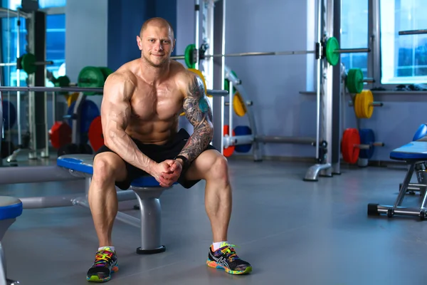 Joven hombre guapo después del entrenamiento en el gimnasio — Foto de Stock