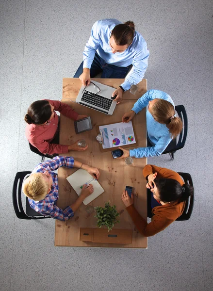 Liikemiehet istumassa ja keskustelemassa liiketapaamisessa, virassa — kuvapankkivalokuva