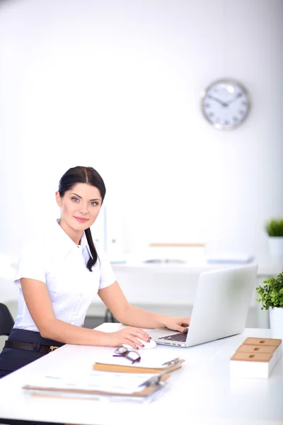 Atractiva mujer de negocios sentada en el escritorio de la oficina — Foto de Stock