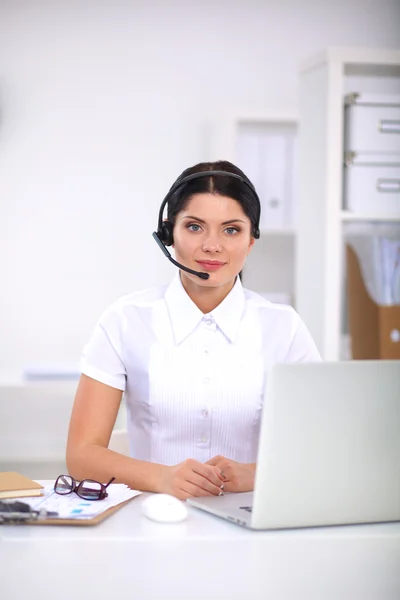 Retrato de primer plano de un agente de servicio al cliente sentado en la oficina — Foto de Stock