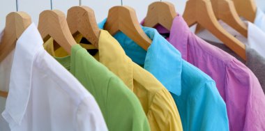 Tasarımcı giyim mağazası bir raf kıyafet dayan