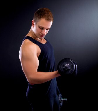 yakışıklı kaslı adam dumbell ile çalışma dışarı