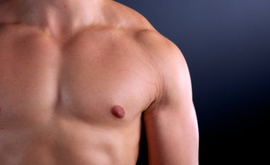 sağlıklı, kaslı, genç adam. siyah arka plan üzerine izole