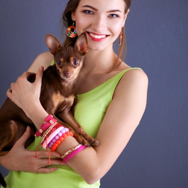 Gri arka plan üzerinde bir köpek ile kız