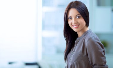 genç kadın fotoğrafçı masada oturan resimleri işleme