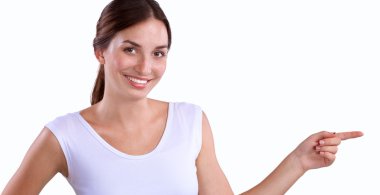yukarı dönük, gülümseyen genç bir kadın portresi