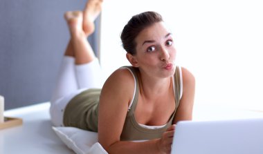 Yerde yatarken çekici beyaz kız