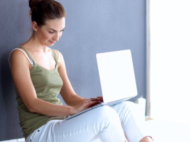 katta oturan çekici beyaz kız