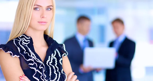 Zakenvrouw permanent op voorgrond in office — Stockfoto