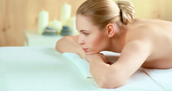 Mulher bonita recebendo massagem spa, deitado no salão — Fotografia de Stock