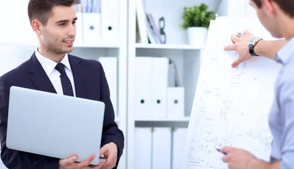 Uomini d'affari che siedono e discutono alla riunione di lavoro, in ufficio — Foto Stock