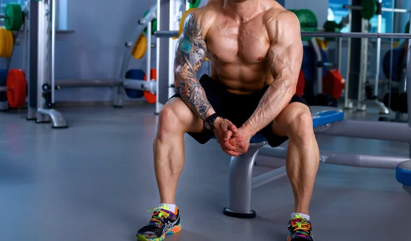 Junger schöner Mann nach dem Training im Fitnessstudio — Stockfoto