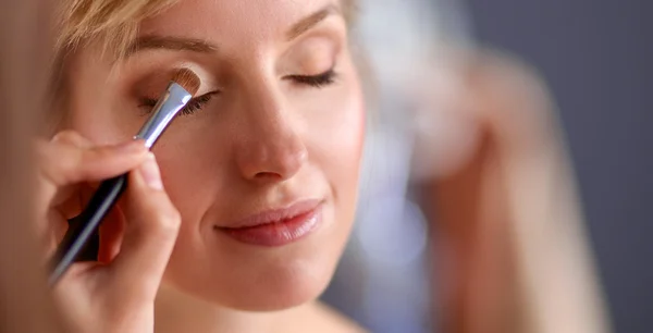 Artista haciendo maquillaje profesional de la mujer — Foto de Stock