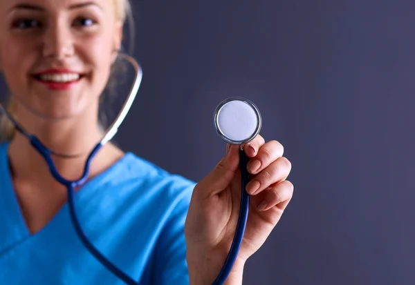 Médica feminina com estetoscópio ouvindo, isolada em fundo cinza — Fotografia de Stock