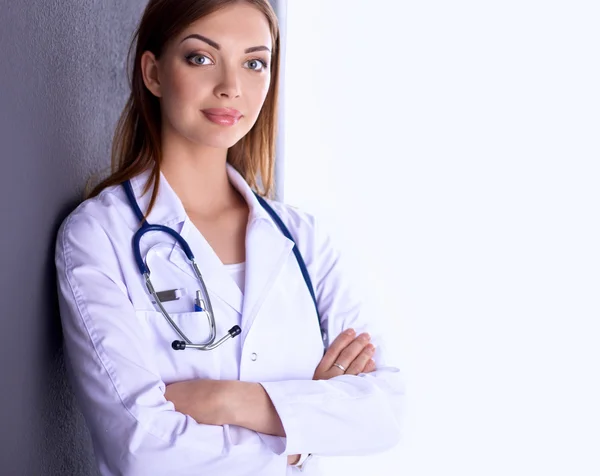 Lekarz kobieta z stetoskopem izolowane na szarym tle — Zdjęcie stockowe