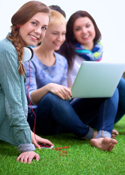 Gruppe junger Studenten benutzt gemeinsam Laptop — Stockfoto