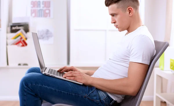 Jonge zakenman aan het werk, zittend aan het bureau — Stockfoto