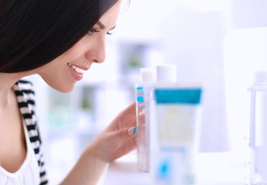 mooie jonge vrouw in winkel