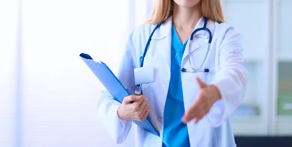 Portrait of woman doctor with folder at hospital corridor — Stock Photo, Image