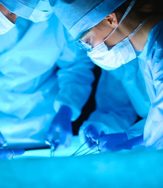 Jong operatieteam in de operatiekamer — Stockfoto