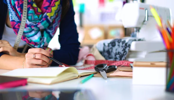 Dressmaker projektowanie wzoru ubrania na papierze — Zdjęcie stockowe