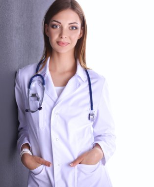 Steteskobu olan doktor kadın gri arka planda izole edilmiş.