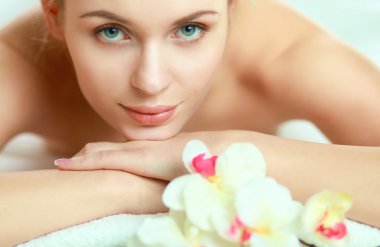 Güzel genç bir kadın masaj yaptırıyor, kuaförde yatıyor.