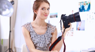 Ofiste masa başında oturan çekici bir iş kadını.