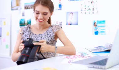 Ofiste masa başında oturan çekici bir iş kadını.