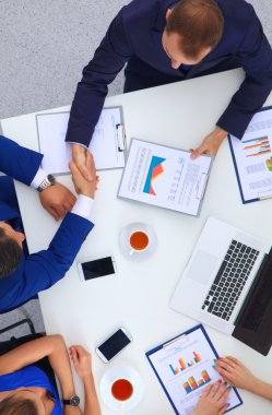 İş adamları iş toplantısında, ofiste oturup tartışıyorlar.