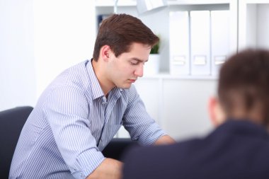 İş adamları ofiste görüştüler.
