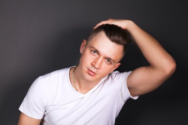 Studio moda portre genç adam