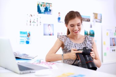 Ofiste masa başında oturan çekici bir iş kadını.