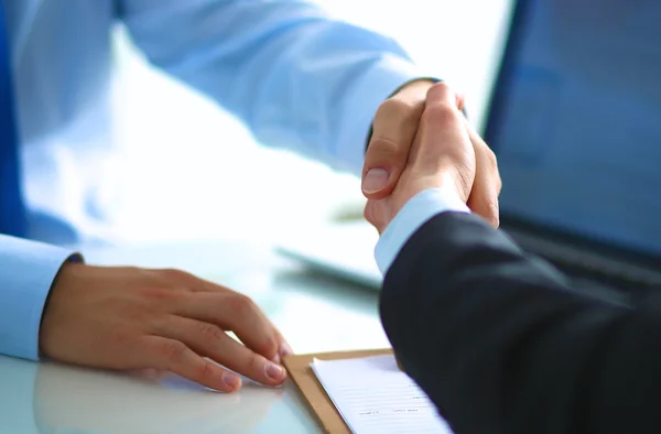 Geschäftsleute schütteln Hände, beenden ein Meeting — Stockfoto